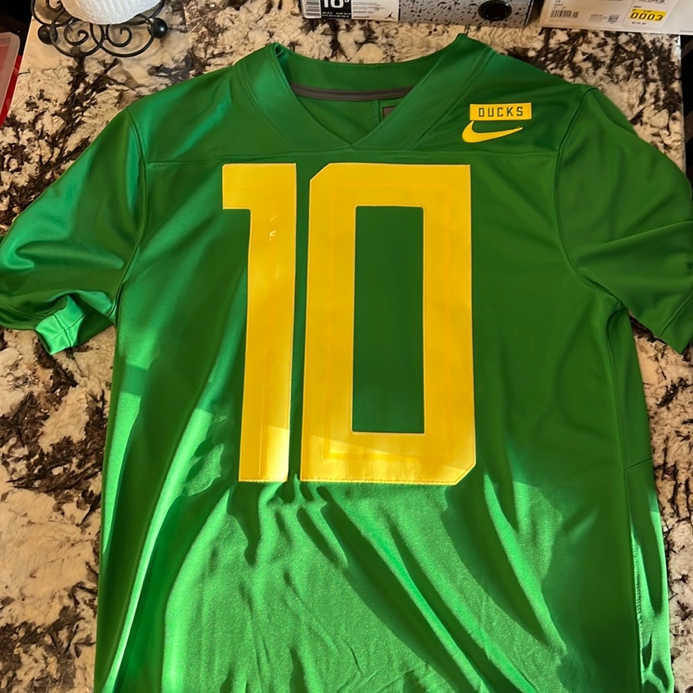 Men’s Oregon Ducks Nike Jersey #10. Size Medium new without tags